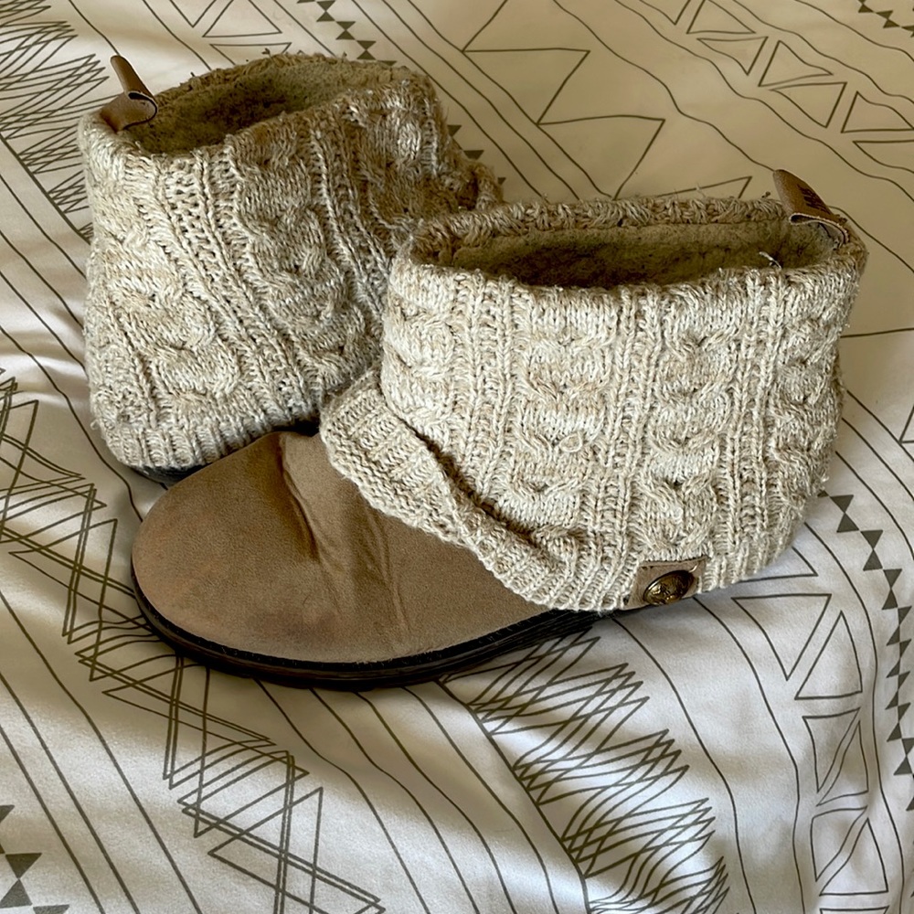 Muk Luks slipper boots tan/cream sz 8